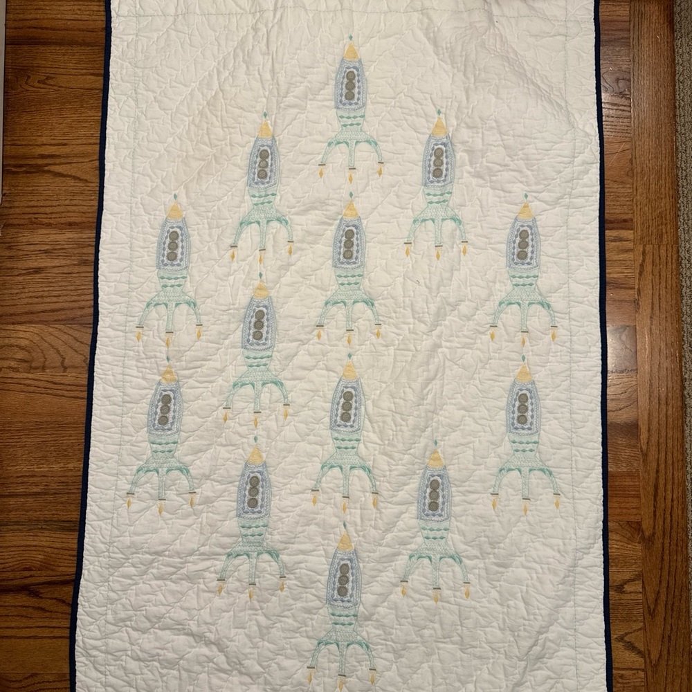 🌞 POTTERY BARN Kids Embroidered Space Ship Quilt - Picture 7 of 8